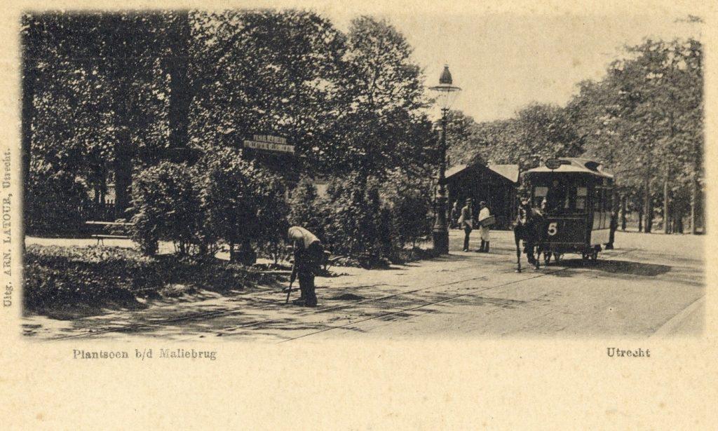 Ansichtkaart van het plantsoen bij de Maliebrug uit 1898 met paardentram