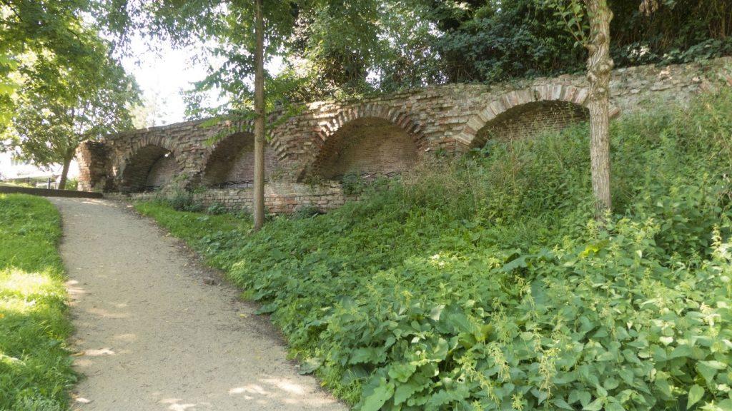Stadswal uit de 13de eeuw in het Zocherplantsoen tussen Lepelenburg en de Stadsschouwburg