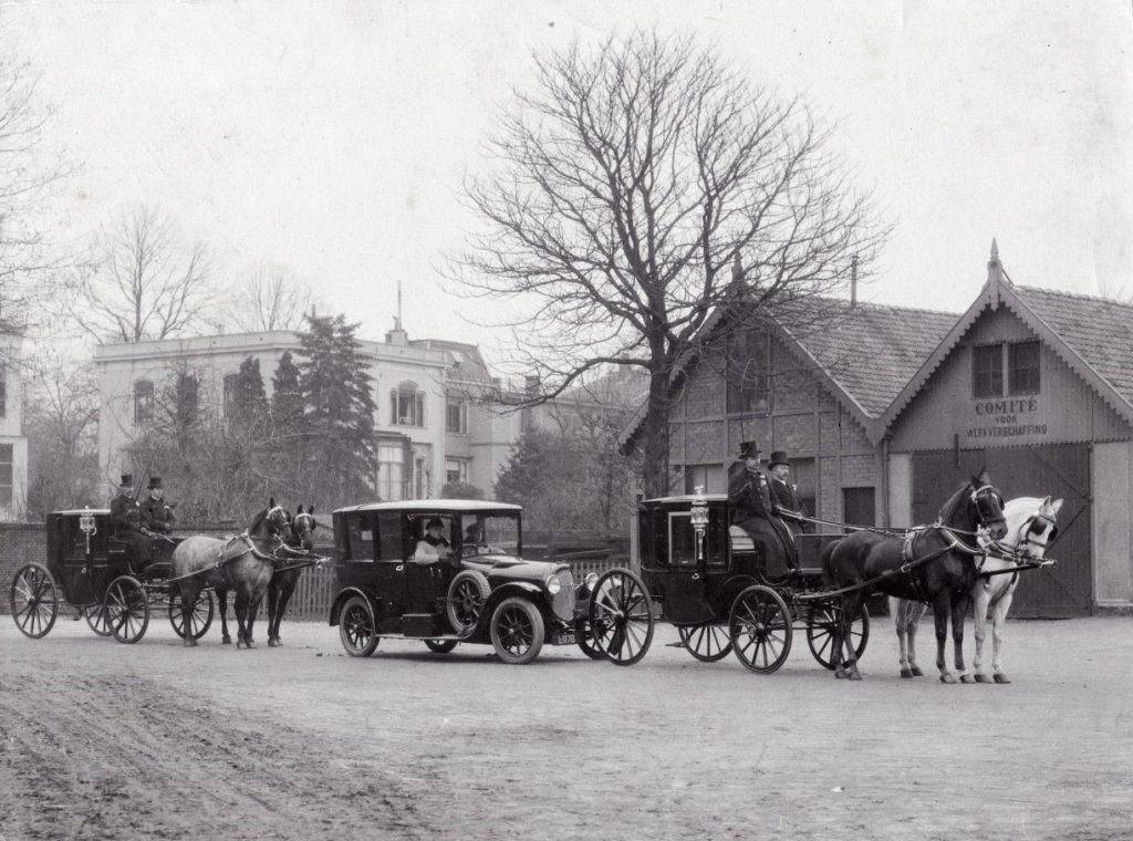 Trouwstoet op het plein voor het Oosterstation in 1930
